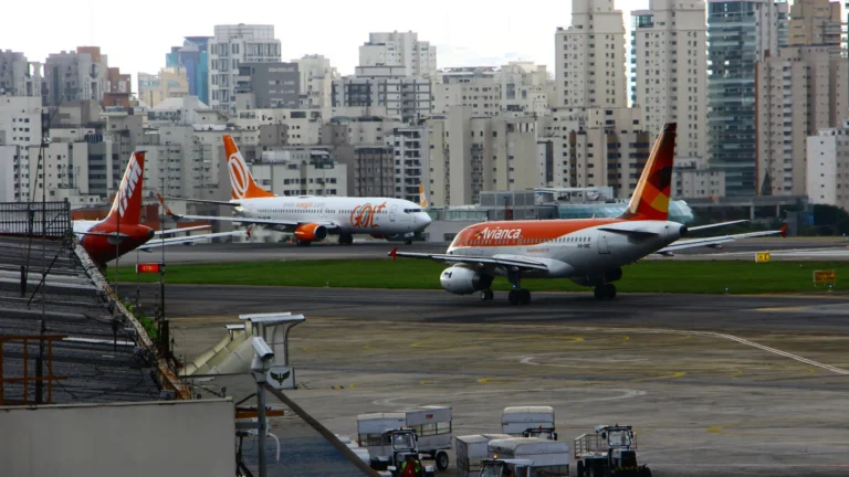 Passageiro cai de escada ao desembarcar de avião no aeroporto de Congonhas