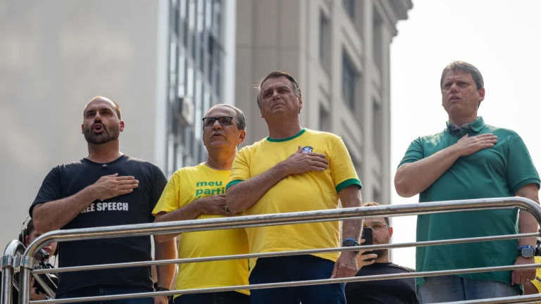 Bolsonarismo vibrou com Trump, culpou Lula e agora racha sobre tarifaço; entenda