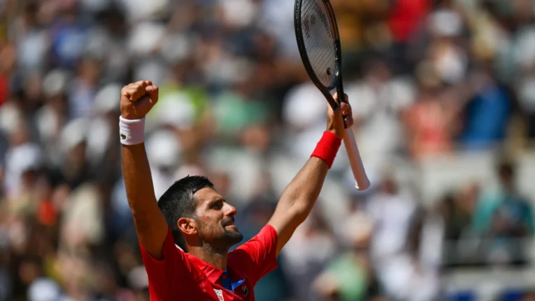Djokovic vira sobre Cobolli e marca duelo com Sinner na semi de Wimbledon