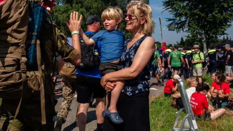 Por que o toque humano faz tão bem para o corpo e a mente?