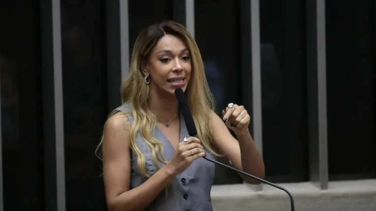 Erika Hilton pede ao STF bloqueio das contas de Eduardo Bolsonaro