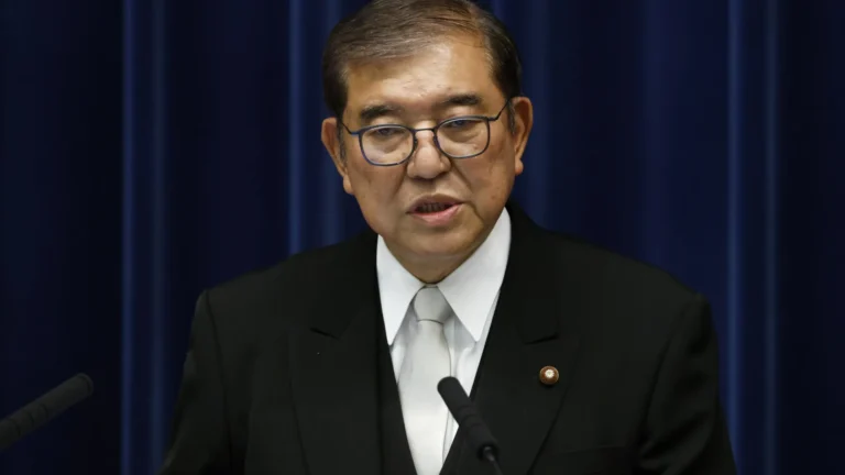 Premiê japonês deve perder maioria no Parlamento, mostra boca de urna