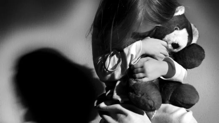 Mãe dopa, asfixia e esfaqueia filha de 7 anos em MG, diz Polícia