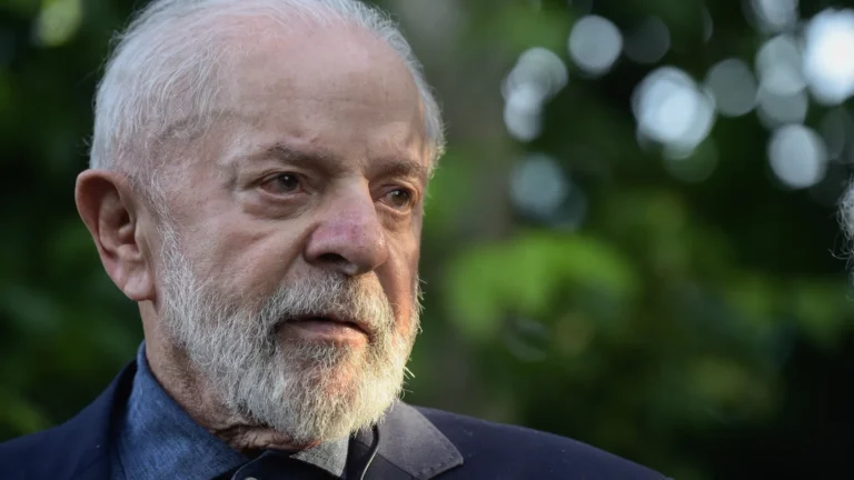 ‘Não vou entregar esse país de volta àquele bando de malucos’, diz Lula sobre 2026