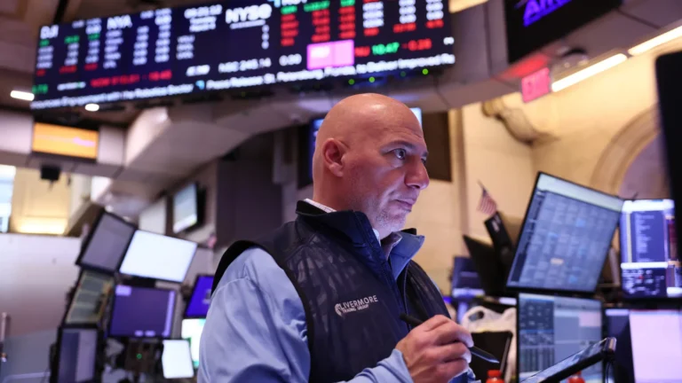 Bolsa bate recorde, e dólar cai para menor valor em mais de um ano