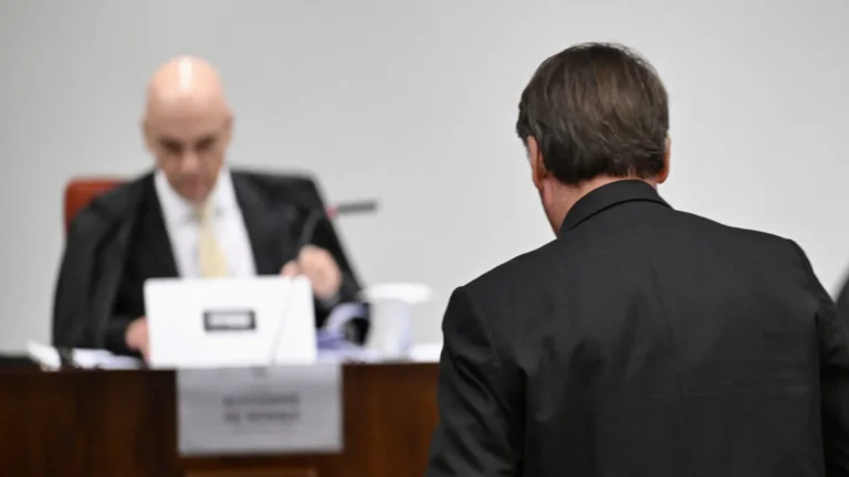 Moraes proíbe transmissão de entrevistas de Bolsonaro nas redes sociais