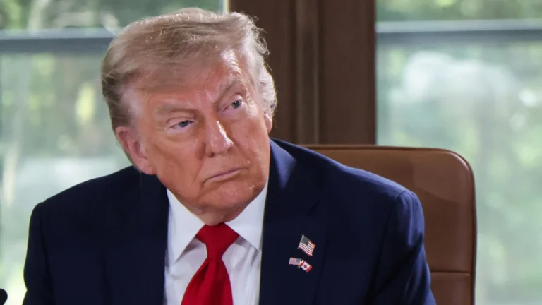 Trump ameaça Rússia com tarifa de 100% se não acabar guerra com a Ucrânia