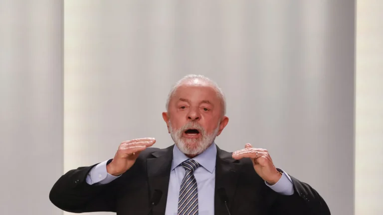 Lula diz que ‘loucos’ não voltarão a governar país e alfineta Tarcísio por ‘chapeuzinho de Trump’