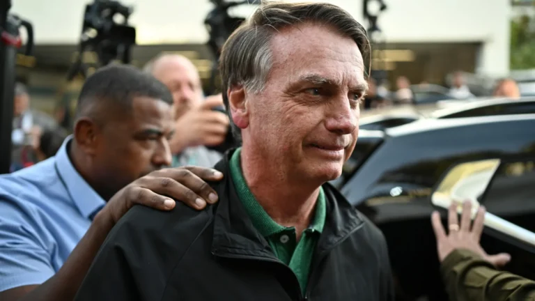 Bolsonaro usará tornozeleira e está proibido de acessar redes sociais