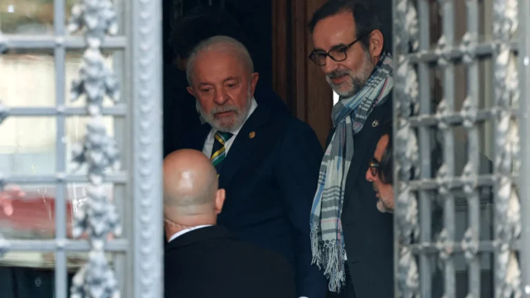 Lula chega para visitar Cristina Kirchner em prisão domiciliar
