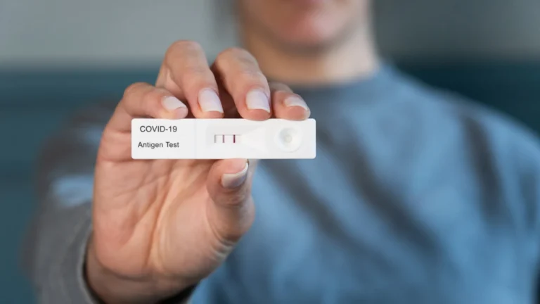 Nova variante da Covid avança no Reino Unido e tem sintoma inusitado