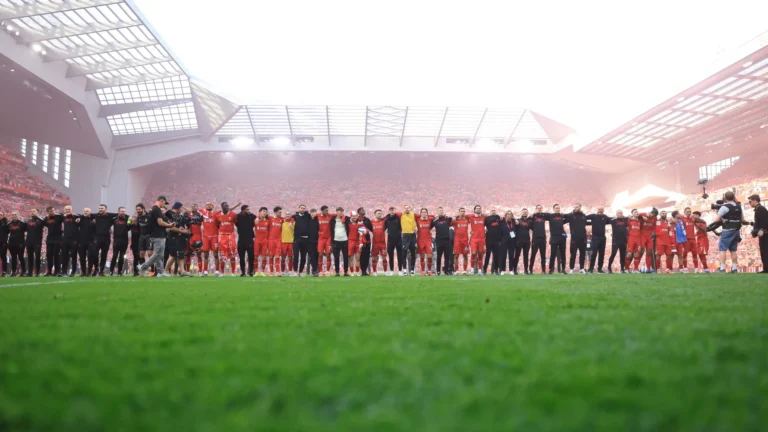 Liverpool adia pré-temporada e aposenta camisa 20 por Diogo Jota