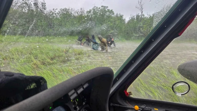 Família sobrevive 24 horas em barco preso durante tempestade no Alasca
