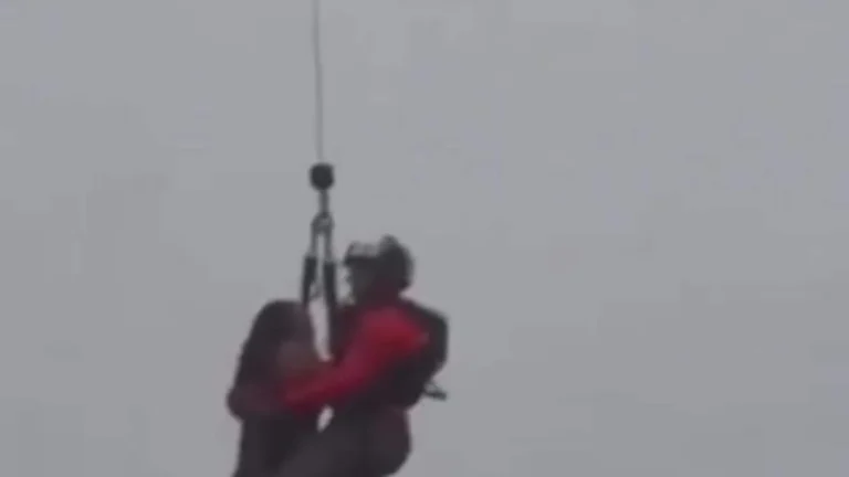 Criança é resgatada de acampamento arrasado por cheias no Texas; vídeo