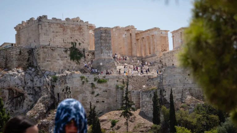 Acrópole de Atenas fecha temporariamente devido a calor de 42 °C; veja