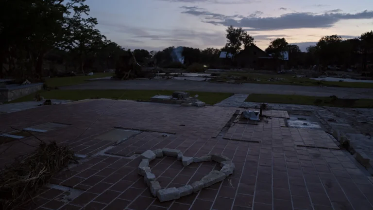 Irmãs morrem abraçadas em enchente no Texas; avós seguem desaparecidos