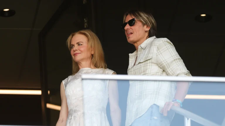 Marido de Nicole Kidman abandona podcast ao ser questionado sobre cenas da atriz com atores jovens