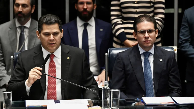 Alcolumbre e Motta silenciam após Trump anunciar tarifas e citar Bolsonaro