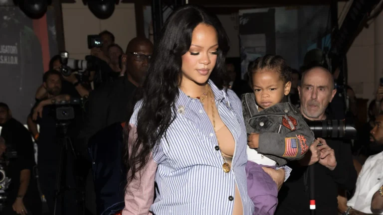 Rihanna vai a enterro do pai em Barbados, cerca de 40 dias após sua morte