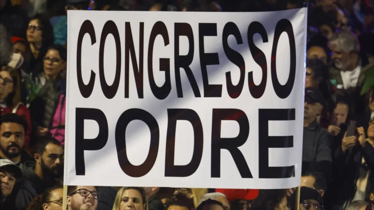 Ato para pressionar Congresso tem críticas a Bolsonaro, Tarcísio e Trump