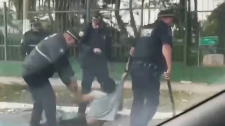 GCMs são flagrados arrastando e agredindo homem com cassetete em SP