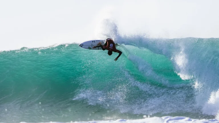 Yago Dora vira no fim, avança à semi e garante liderança do Mundial de Surfe