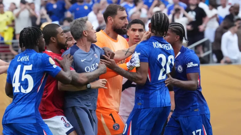 Técnico do PSG agride João Pedro após final do Mundial de Clubes; veja
