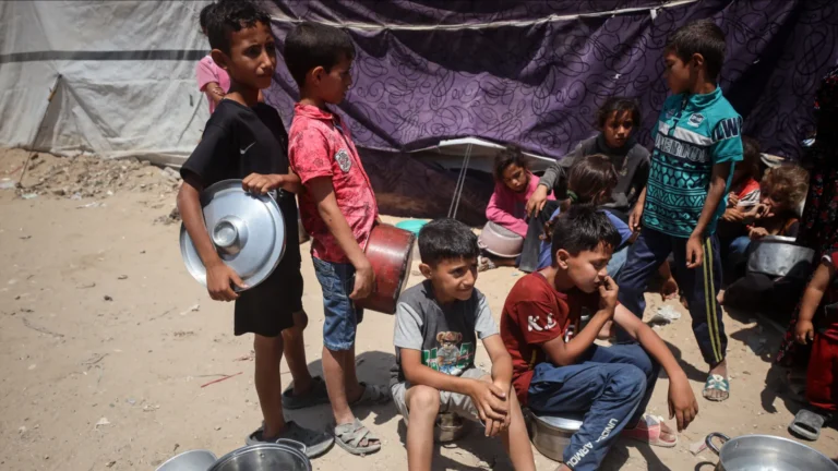 Imagens mostram crianças em Gaza desesperadas por comida; veja