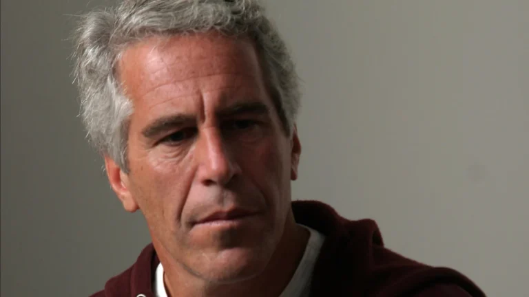 Livro de aniversário de Epstein tem cartas de Trump e Clinton, diz jornal