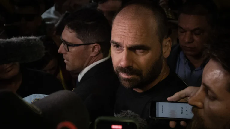 Eduardo Bolsonaro diz que eleição de 2026 pode nem acontecer no Brasil