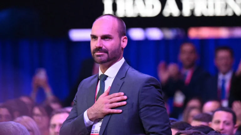 ‘Moraes não pode fazer nada” diz Eduardo Bolsonaro ao lado de ‘chefe dos embaixadores’ dos EUA
