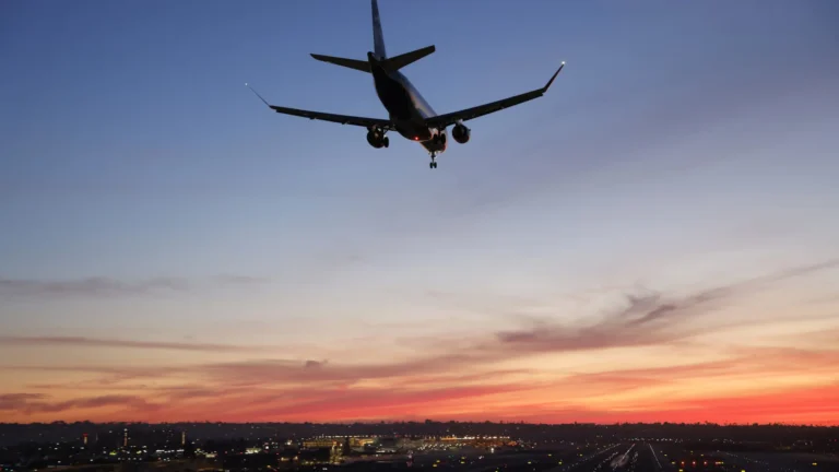 Avião faz “manobra agressiva” para não colidir com bombardeiro nos EUA