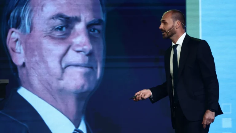 Alexandre de Moraes bloqueia contas, bens e pix de Eduardo Bolsonaro
