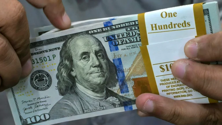 Dólar abre em leve alta nesta terça com investidores atentos com negociações entre Brasil e EUA