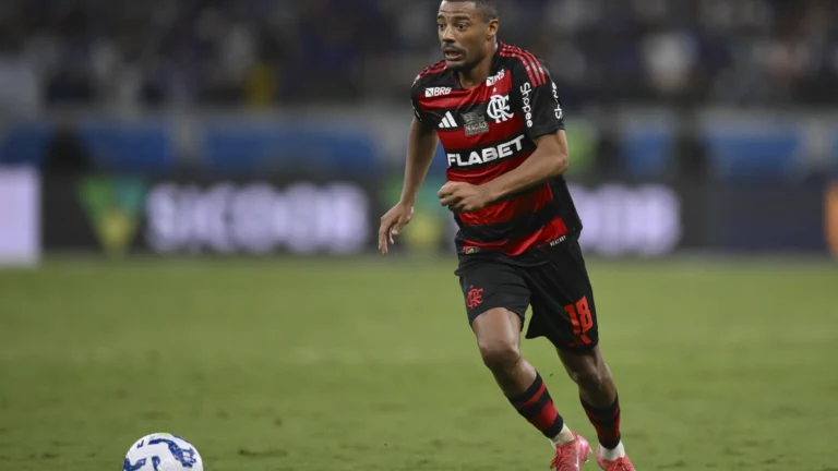 Chefe médico do Flamengo expõe De la Cruz em grupo