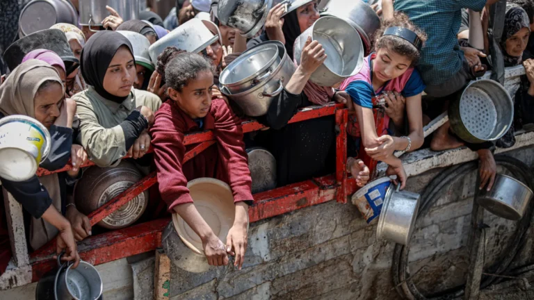 Bebê morre nos braços da mãe em Gaza; pesava menos do que quando nasceu