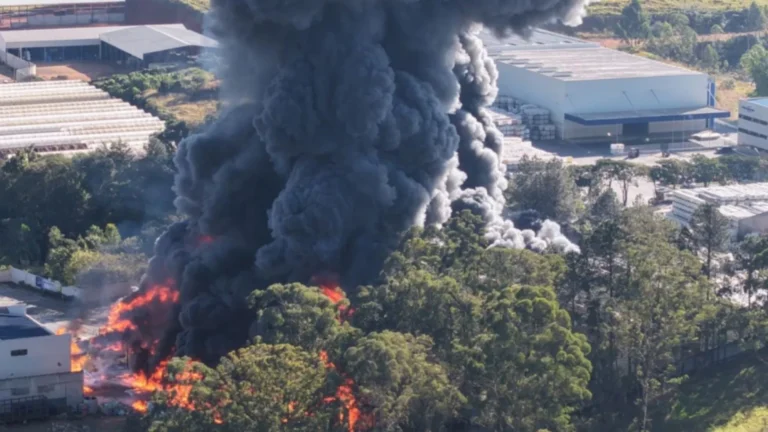 Incêndio atinge indústria de Guarulhos e pilotos são orientados a desviar de fumaça na rota do aeroporto