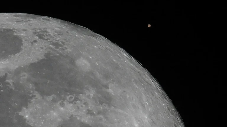 Lua e Marte brilham juntos no céu nesta segunda; saiba como observar
