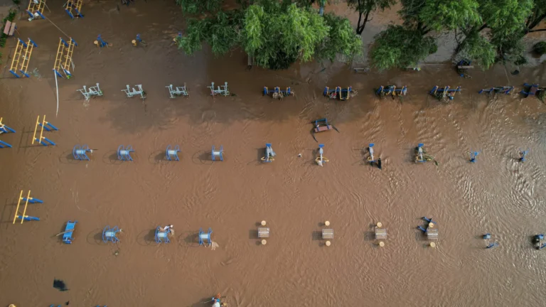 Chuvas fortes deixam 30 mortos em Pequim e forçam retirada em massa