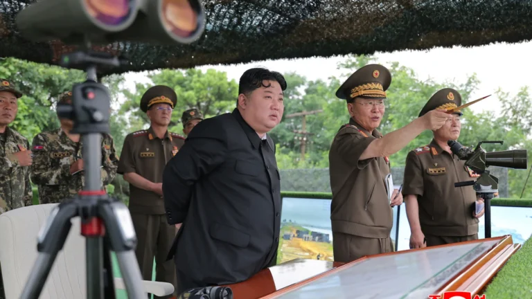 Líder norte-coreano supervisiona teste de dois mísseis de defesa aérea