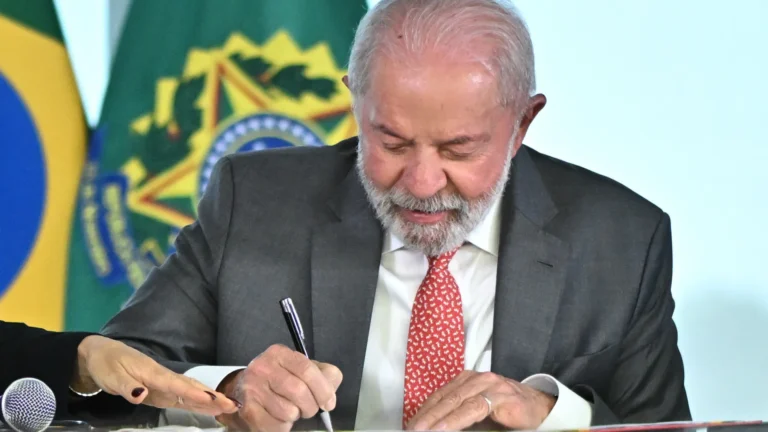 Lula diz estar “aberto ao diálogo” sobre tarifas após gesto positivo de Trump