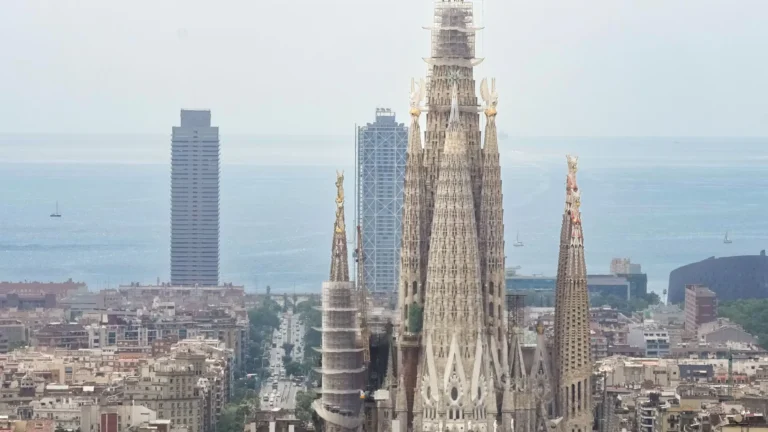 Ativistas climáticas lançam tinta contra Basílica da Sagrada Família