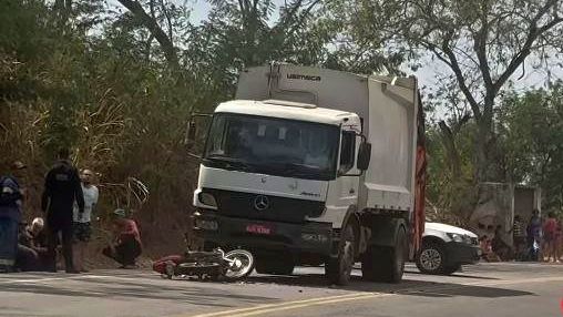 Tragédia em Itaocara: motociclista morre após colisão com caminhão de lixo
