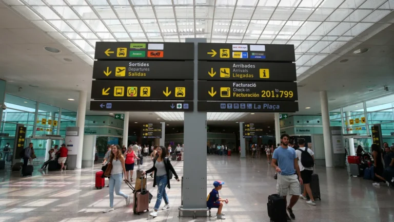 Casal deixa filho sozinho no aeroporto de Barcelona para não perder o voo