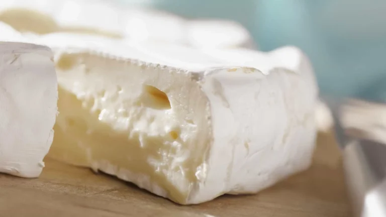 Dois mortos e 25 casos em surto de listeriose ligado a queijo francês