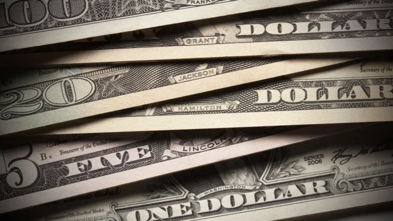 Dólar abre em baixa com tarifas dos EUA e inflação em foco