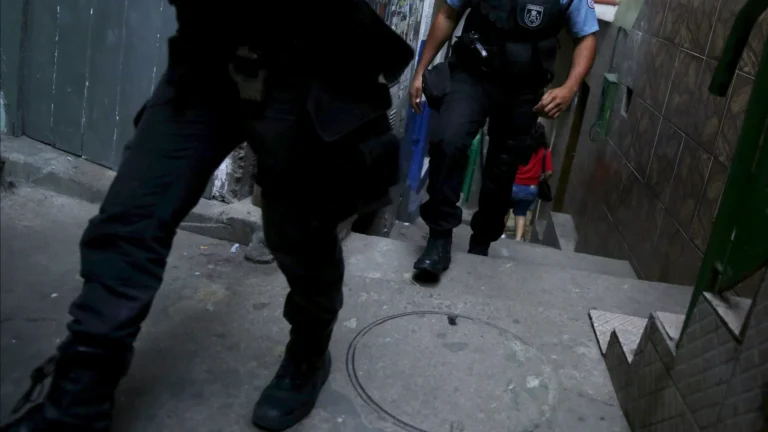Rio: 3 pessoas são presas em ação para conter confronto entre facções