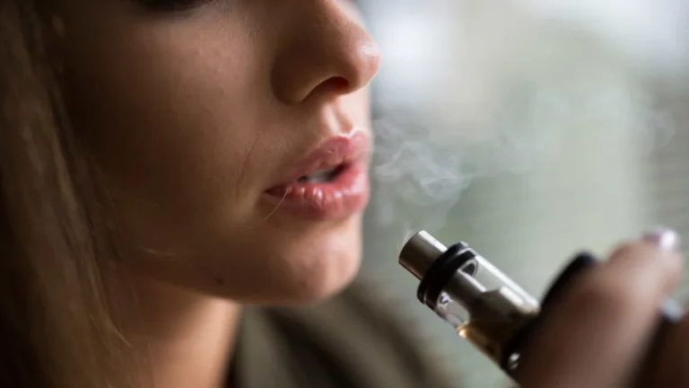 Plataformas devem remover propagandas de cigarros eletrônicos em 48h