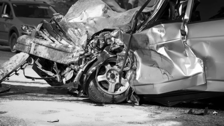 Acidente entre carros e moto deixa oito mortos em rodovia em Minas Gerais