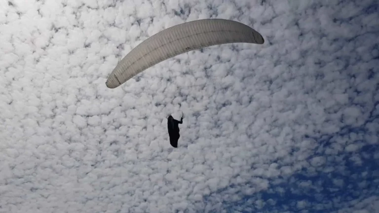 Casal morre após queda de parapente em Niterói, no Rio